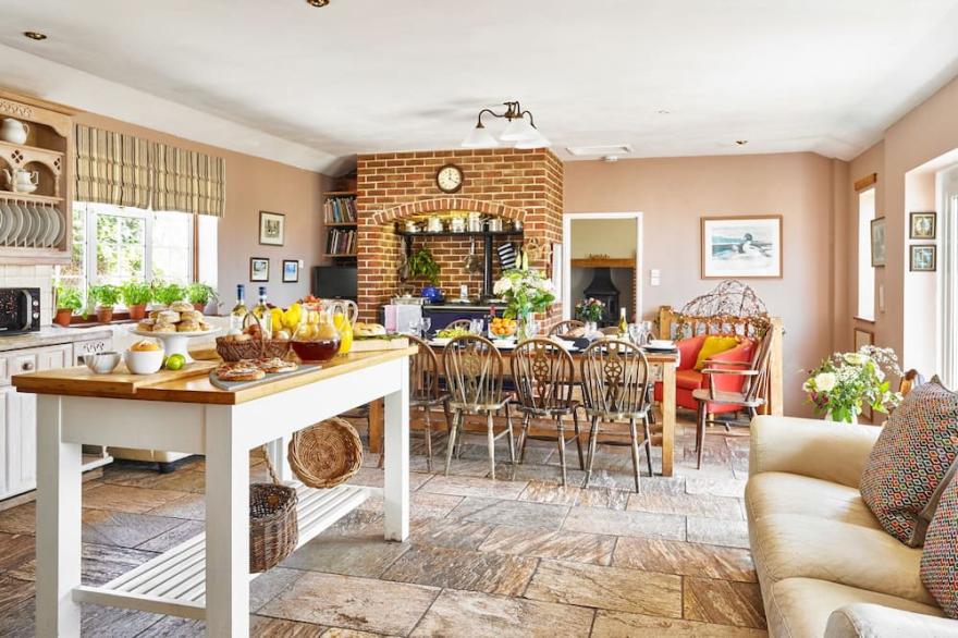 Large Country House, Devon England. Pool. Hot Tub. Games room. Parking. Firepit
