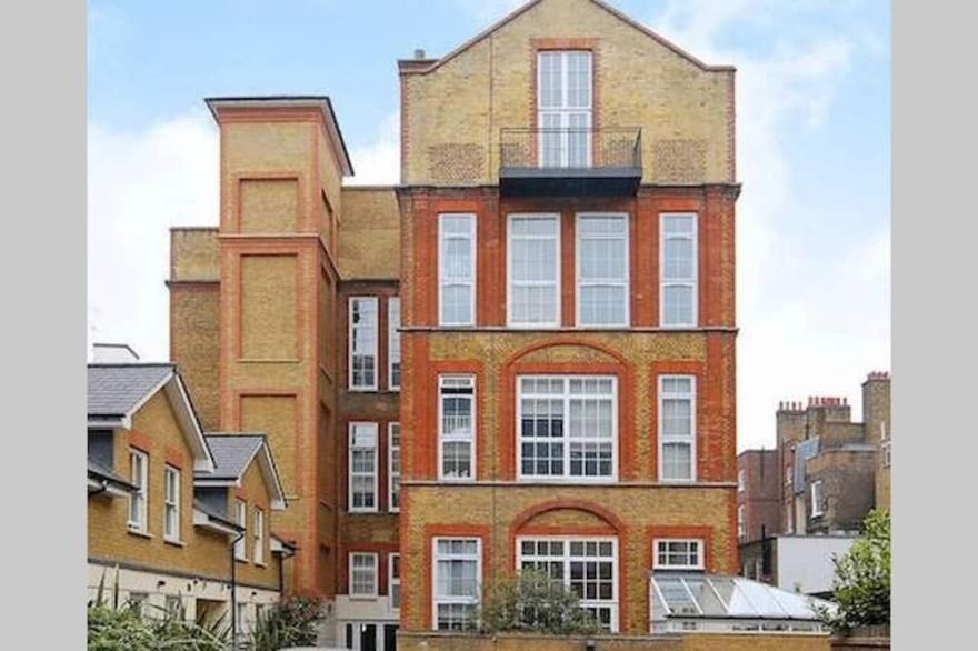 Central 2-Bed, 2-Bath Sanctuary near Holborn Station, Covent Garden & West End.