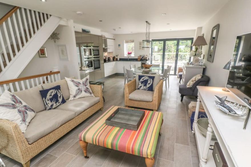 SEASPELL BEACH HOUSE, family friendly in Constantine Bay