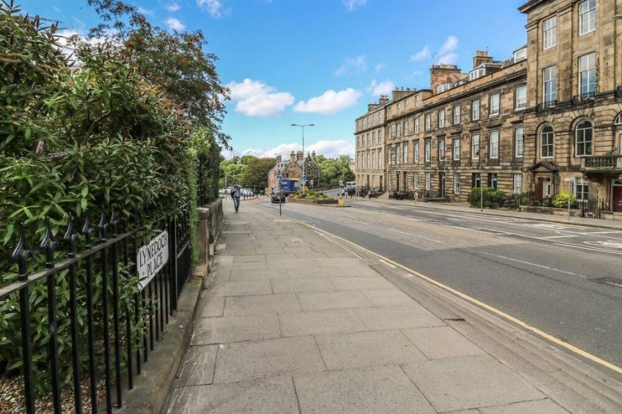 3 LYNEDOCH PLACE, pet friendly, with a garden in Edinburgh
