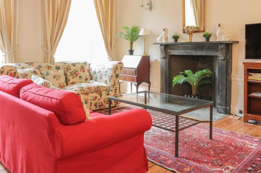 3 LYNEDOCH PLACE, pet friendly, with a garden in Edinburgh