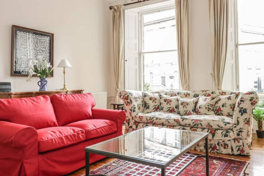 3 LYNEDOCH PLACE, pet friendly, with a garden in Edinburgh