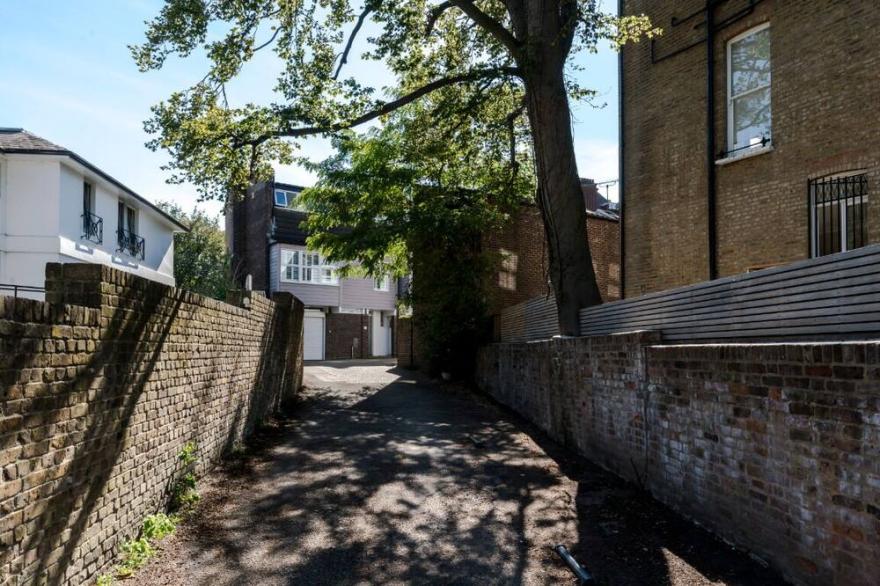 Luxury newly renovated 3-bedroom, 2-bathroom mews house in Hampstead London