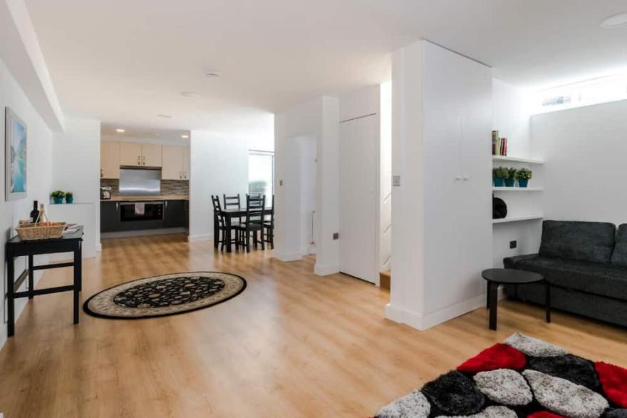 Luxury newly renovated 3-bedroom, 2-bathroom mews house in Hampstead London