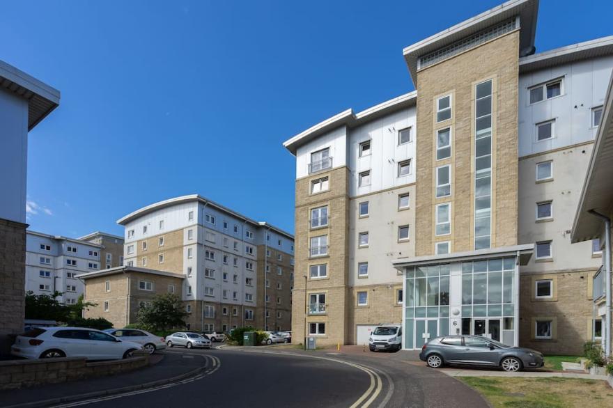 Family and Friends 5-bed 2 bathroom Pilrig apartment