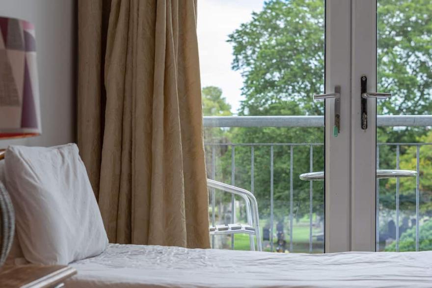 Family and Friends 5-bed 2 bathroom Pilrig apartment