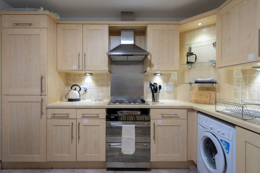 Family and Friends 5-bed 2 bathroom Pilrig apartment