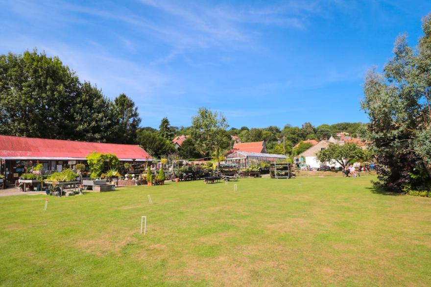 RIVER GARDENS COTTAGE, pet friendly, with a garden in Sleights