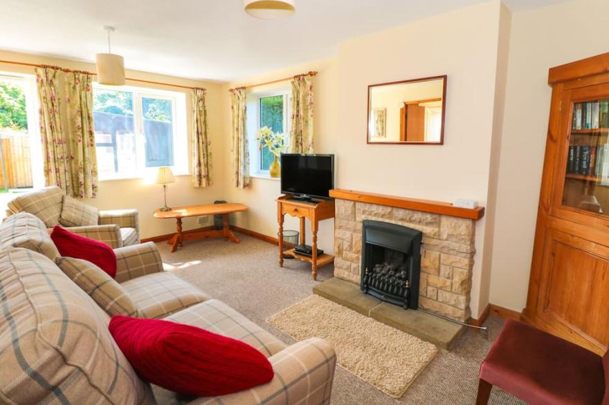 RIVER GARDENS COTTAGE, pet friendly, with a garden in Sleights