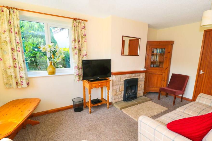 RIVER GARDENS COTTAGE, pet friendly, with a garden in Sleights