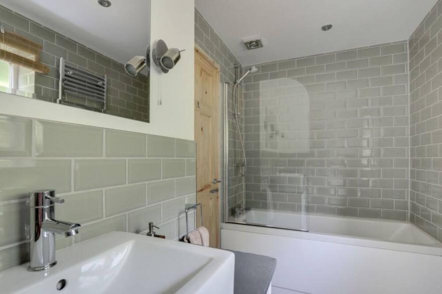Stunning private villa for 8 people with WIFI, hot tub, TV, patio and parking