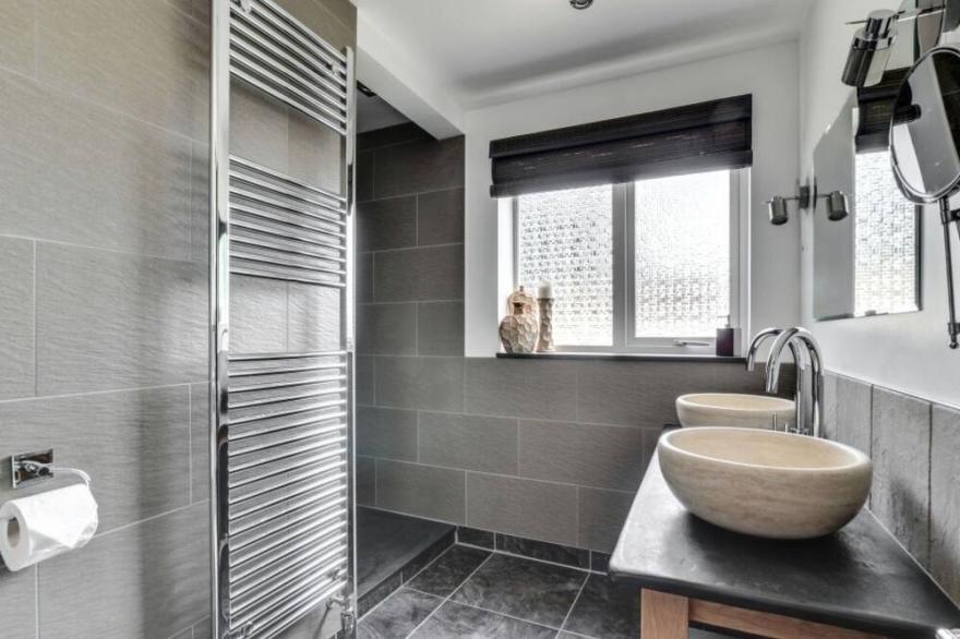 Stunning private villa for 8 people with WIFI, hot tub, TV, patio and parking