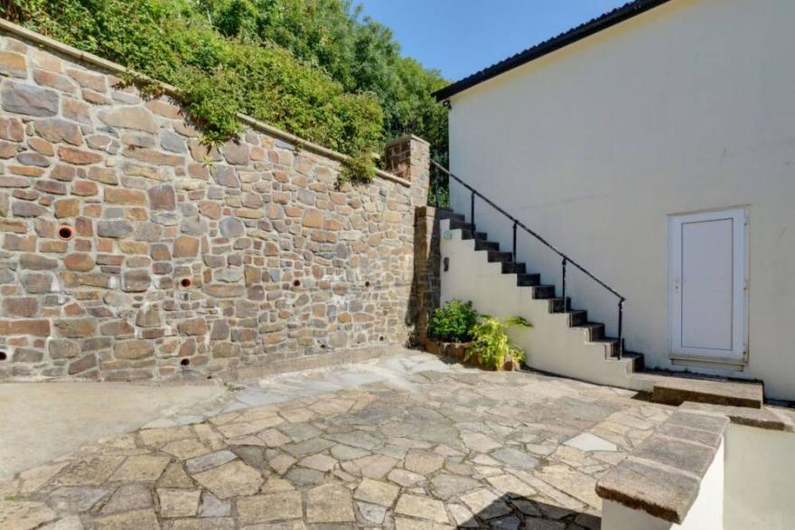Stunning private villa for 8 people with WIFI, hot tub, TV, patio and parking
