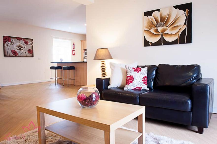 4 star apartment. Step out into fresh sea air & panoramic views of the harbour.