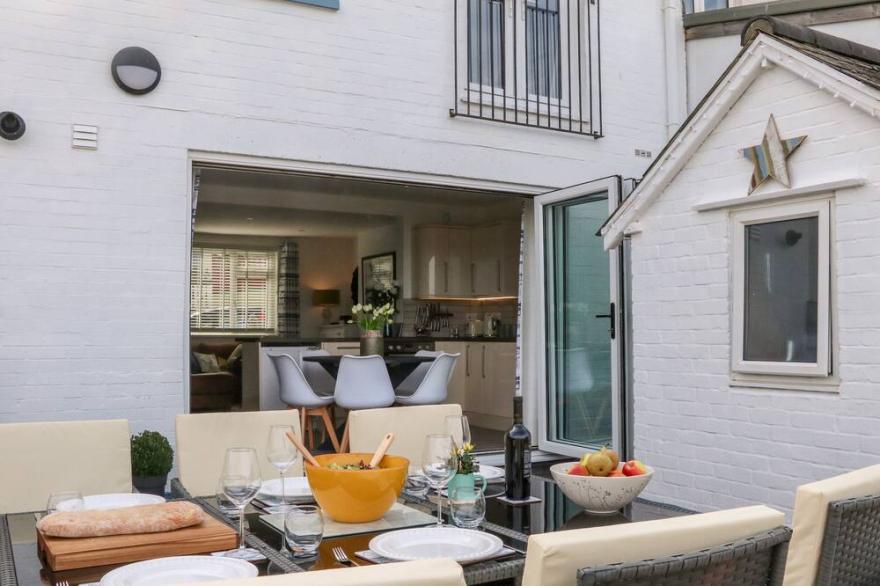 THE LIGHT HOUSE, family friendly, with a garden in Appledore