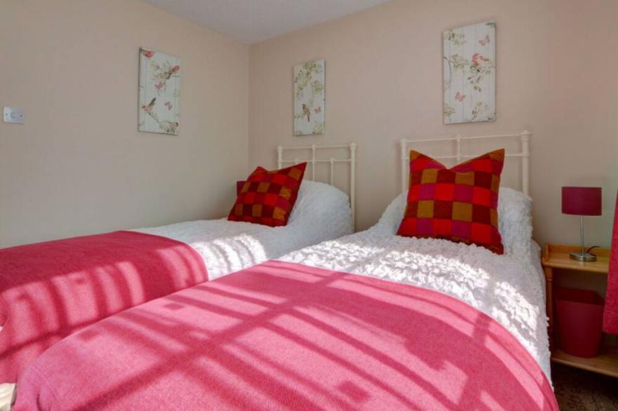 Wonderful private villa for 6 guests with WIFI, TV, patio, pets allowed and parking