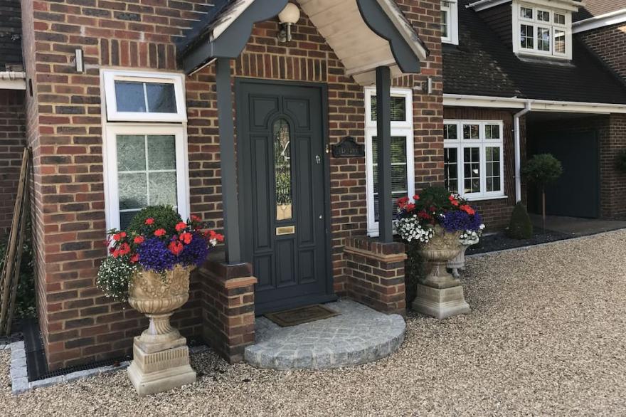 Luxury 1 Bedroom House with an Orangery kitchen and large lounge