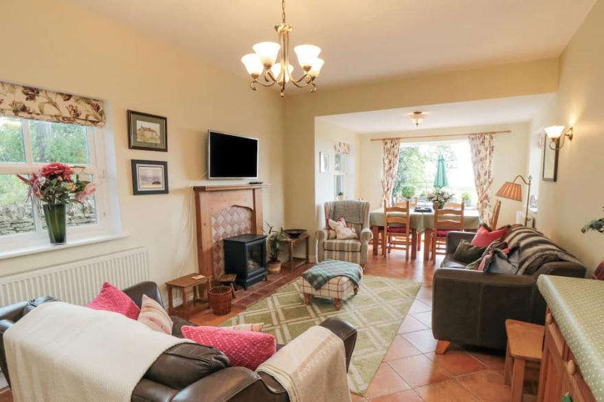 SAWDON HEIGHTS, family friendly, country holiday cottage in Sawdon