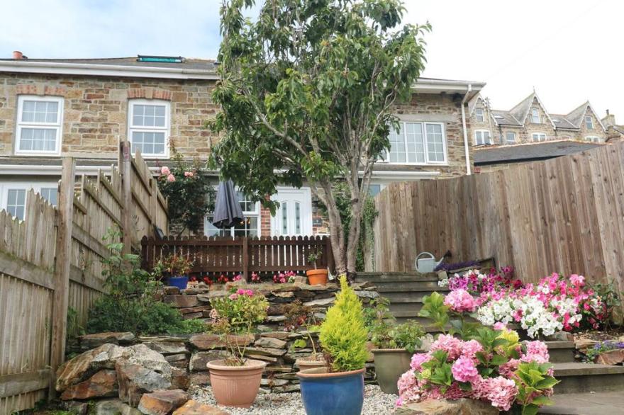 ALMA HOUSE 2, pet friendly, with a garden in Perranporth