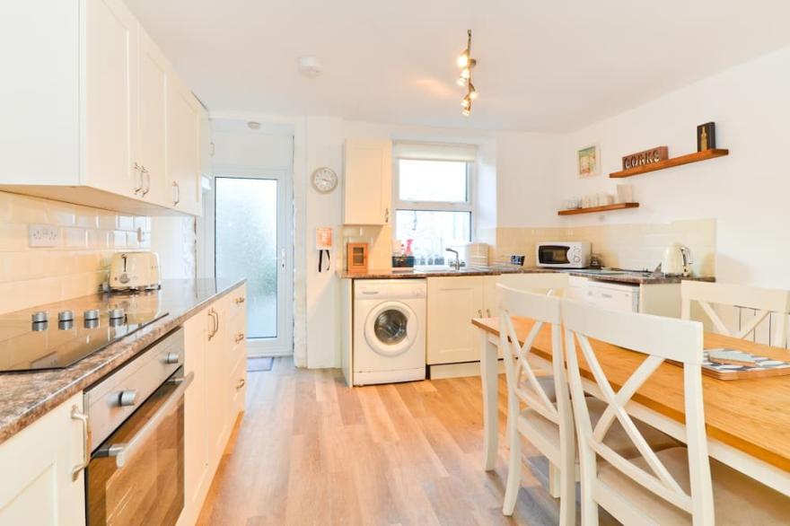 ALMA HOUSE 2, pet friendly, with a garden in Perranporth