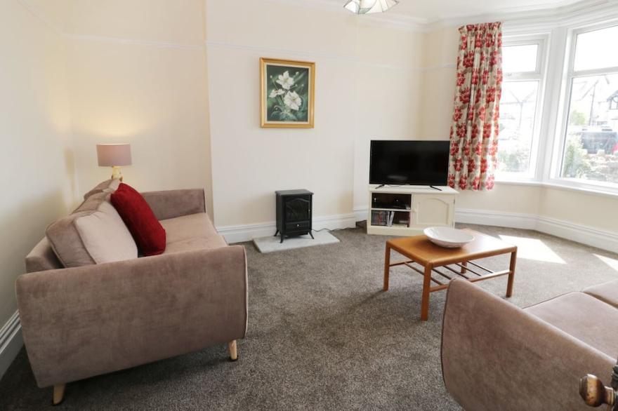 HAFAN Y MOR, country holiday cottage, with a garden in Llandudno