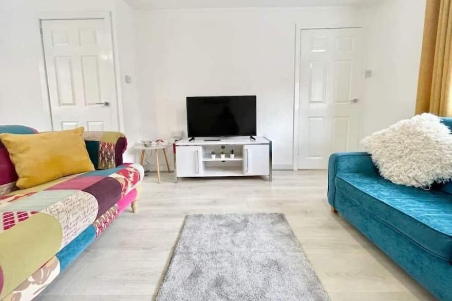 Cosy 2 bed house with garden in Wishaw