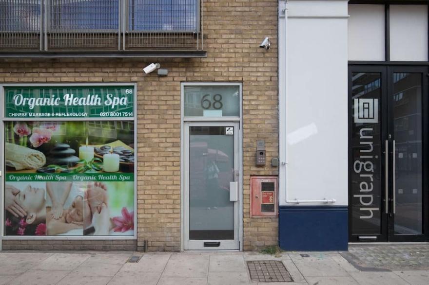 Open plan Old Street, 2BR, near Restaurants, Bars & Shops, by Blueground