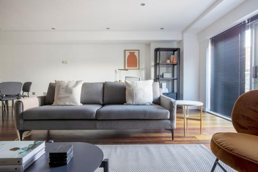 Open plan Old Street, 2BR, near Restaurants, Bars & Shops, by Blueground