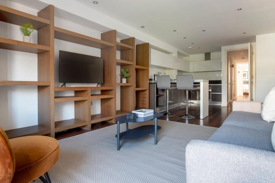 Open plan Old Street, 2BR, near Restaurants, Bars & Shops, by Blueground