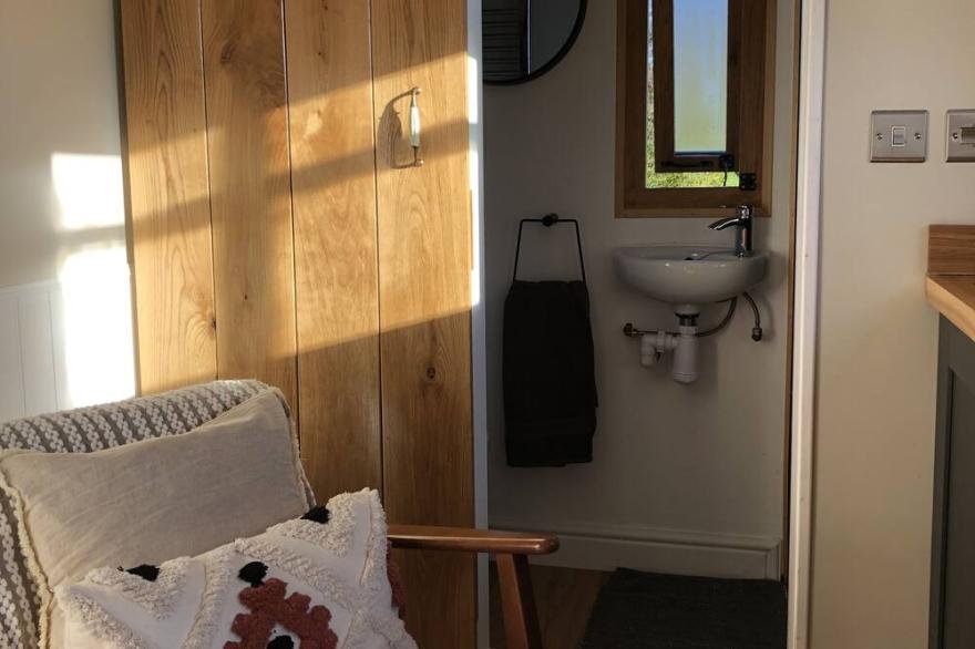 The Orchard Hut- A bespoke shepherds hut with wood fired hot tub.