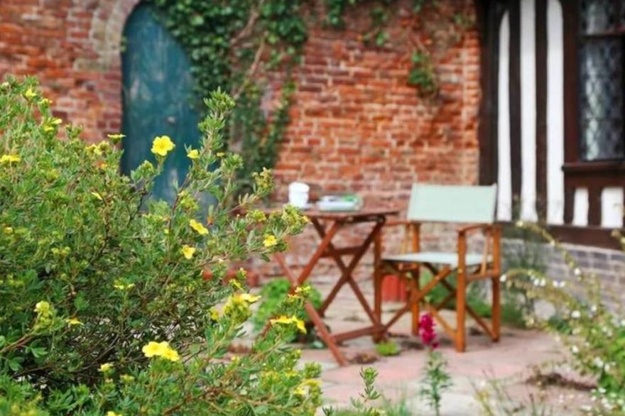 Bonnington Cottage -  Grade II Listed cottage, sleeps 4 guests  in 2 bedrooms