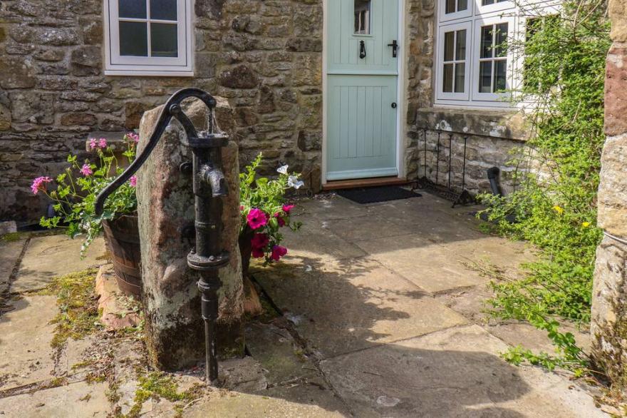 BUTE COTTAGE, pet friendly, character holiday cottage in Pickering