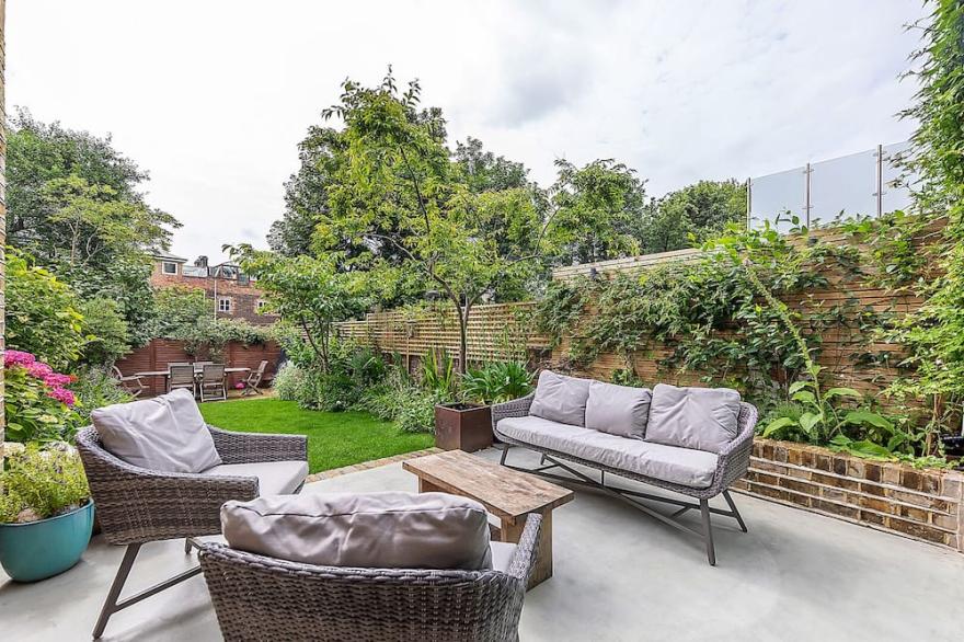 Archway Garden, by Veeve