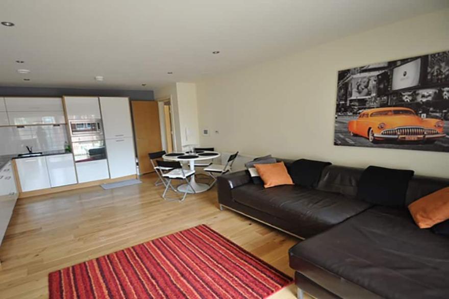THE SAWMILL Glossy, Sleek, Peaceful City Centre ORANGE