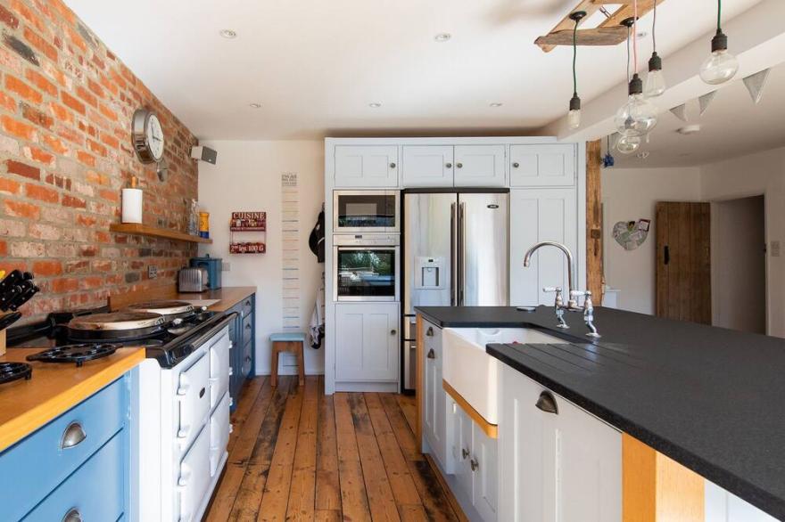 Family & dog friendly beach house, garden, parking, walk to shops/cafes/pubs,