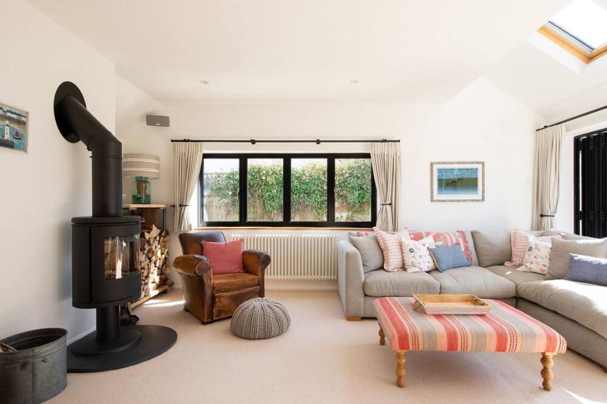 Family & dog friendly beach house, garden, parking, walk to shops/cafes/pubs,