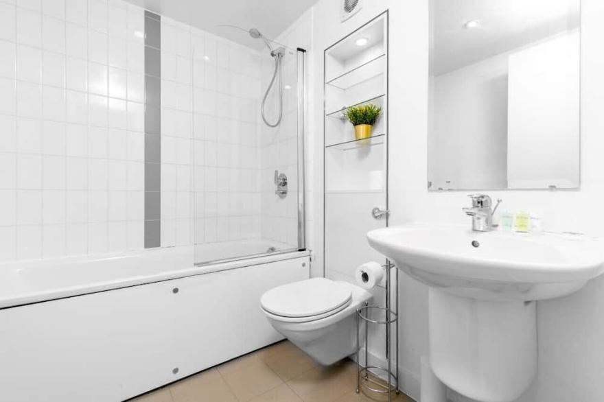 Luxury Two Bed Apartment - City Centre - Parking