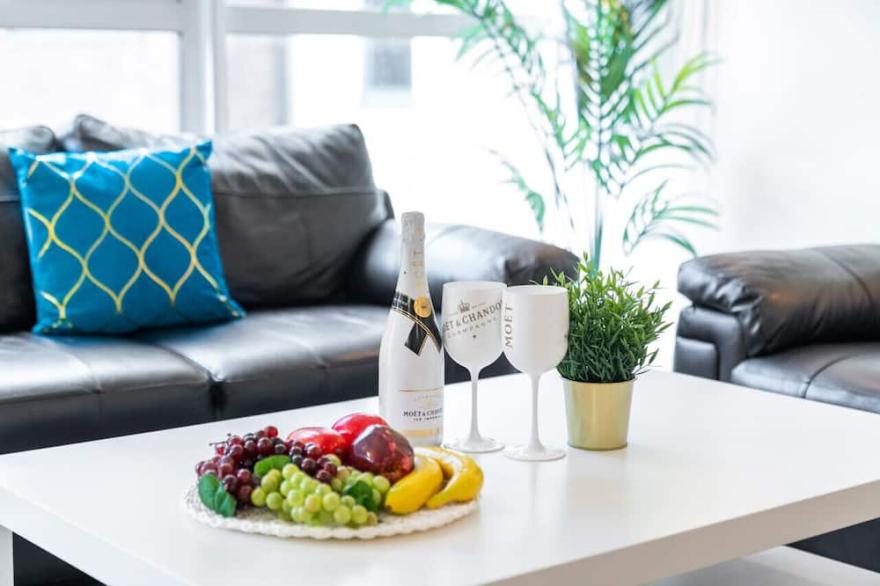 Luxury Two Bed Apartment - City Centre - Parking