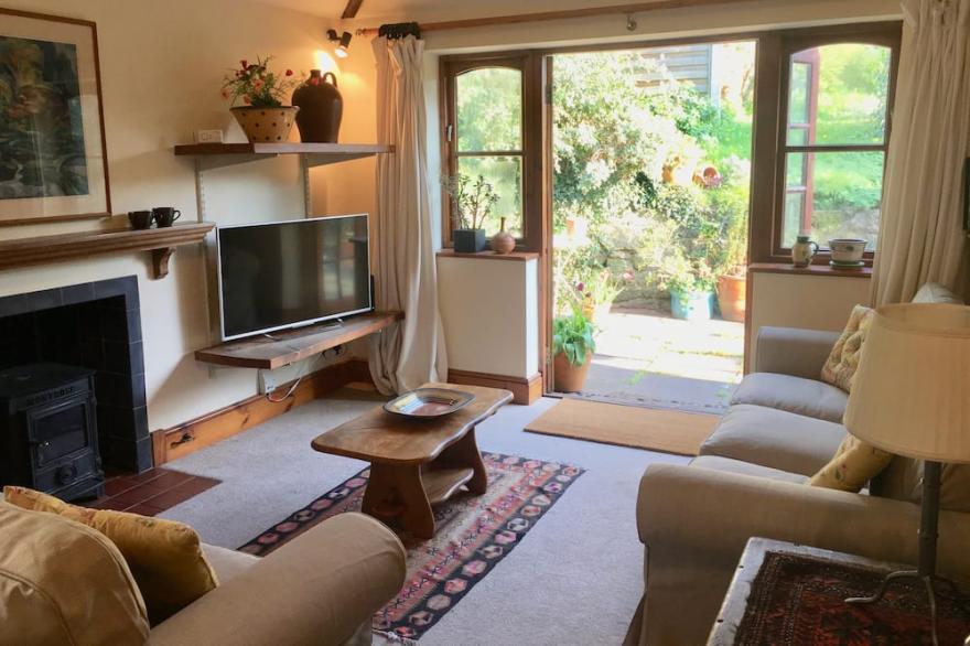 Sunny Secret Garden 3 bed Cottage Near Exeter. Village Location