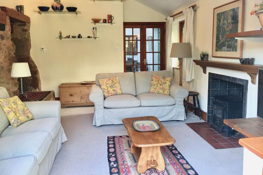 Sunny Secret Garden 3 bed Cottage Near Exeter. Village Location