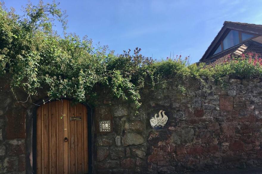 Sunny Secret Garden 3 bed Cottage Near Exeter. Village Location