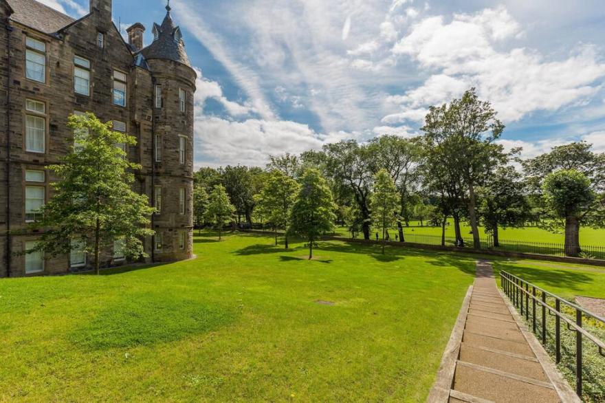 A contemporary one-bedroom apartment located in the heart of Edinburgh's city centre. Sleeps 2.