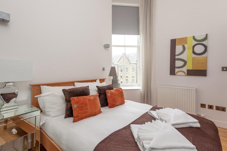 A contemporary one-bedroom apartment located in the heart of Edinburgh's city centre. Sleeps 2.