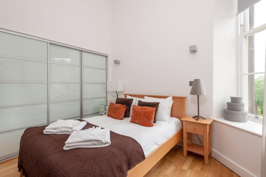 A contemporary one-bedroom apartment located in the heart of Edinburgh's city centre. Sleeps 2.