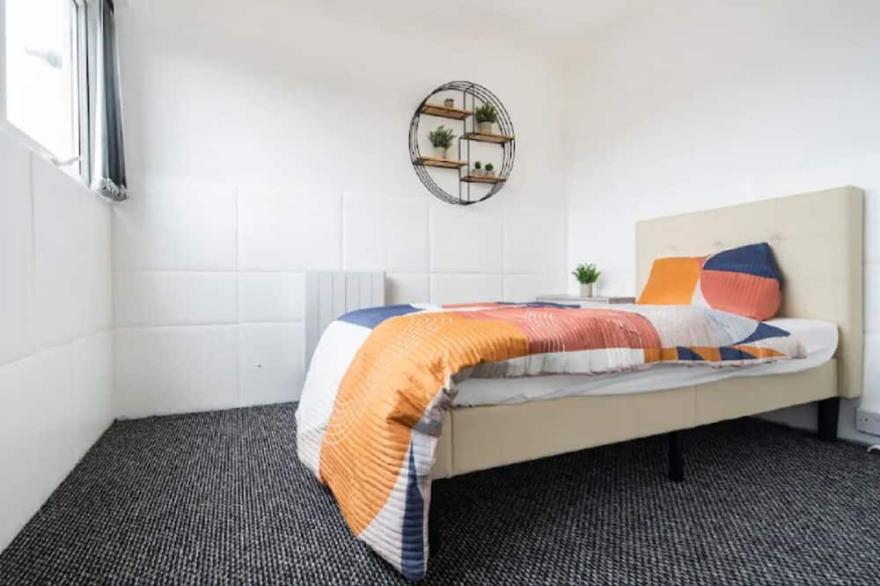 Cheerful 5 Bedroom Spacious House Waveney Croft. FREE WiFi & Netflix