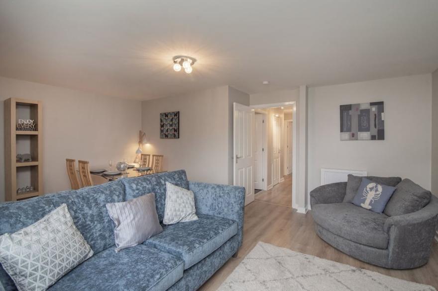 Spacious Main Door Holiday Home & Parking