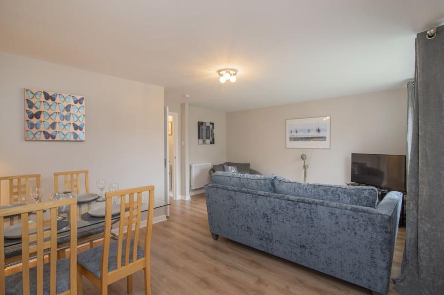 Spacious Main Door Holiday Home & Parking
