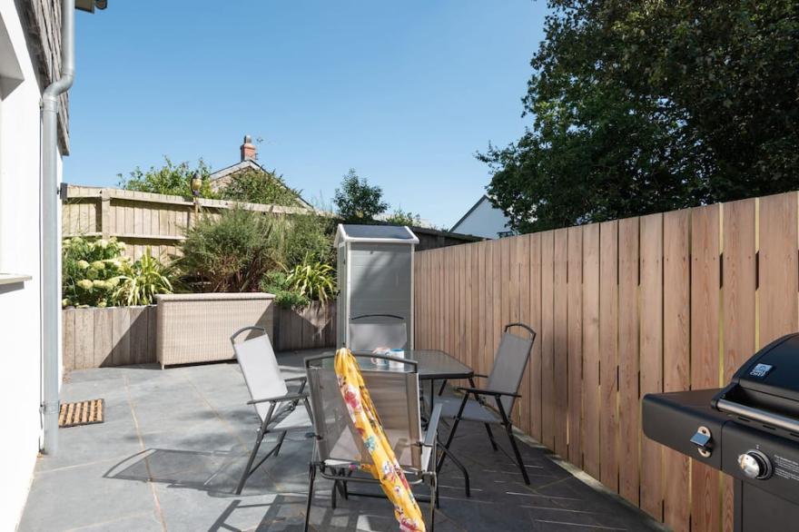 PENTIRE, pet friendly, character holiday cottage in St Minver