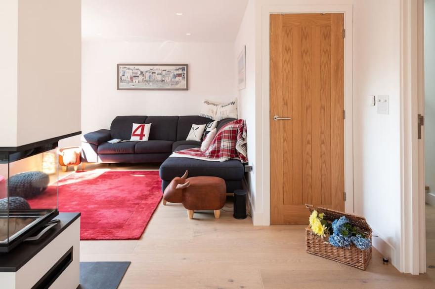 PENTIRE, pet friendly, character holiday cottage in St Minver