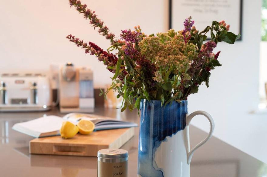 PENTIRE, pet friendly, character holiday cottage in St Minver